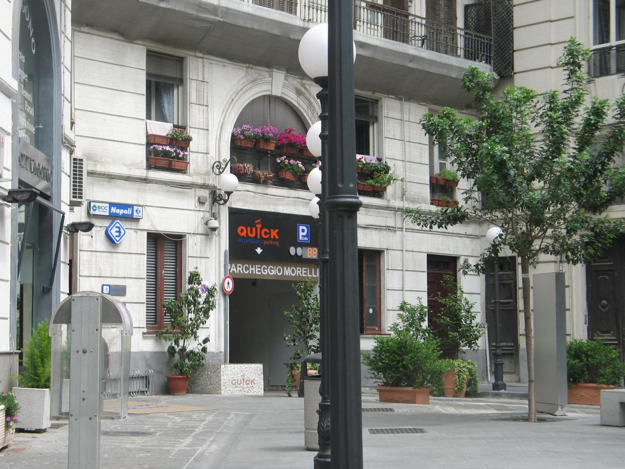 Bed Morelli 49 , Chiaia Napoli Bagian luar foto